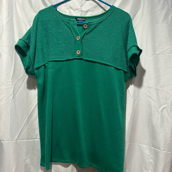 Reverse Stitch Quarter Button Top Kelly green buttons do work. - Picture 2 of 3